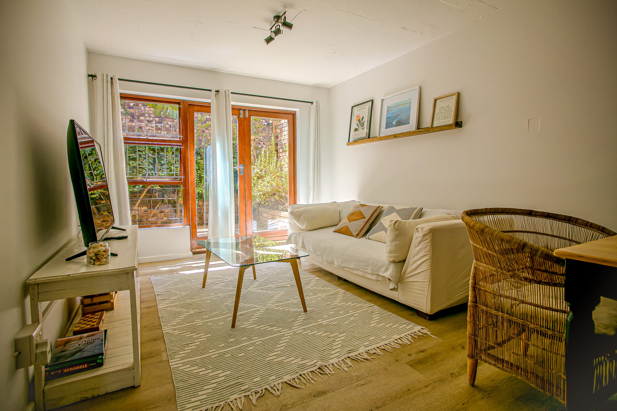 POINT-BREAK-COTTAGE-LIVING-SPACE